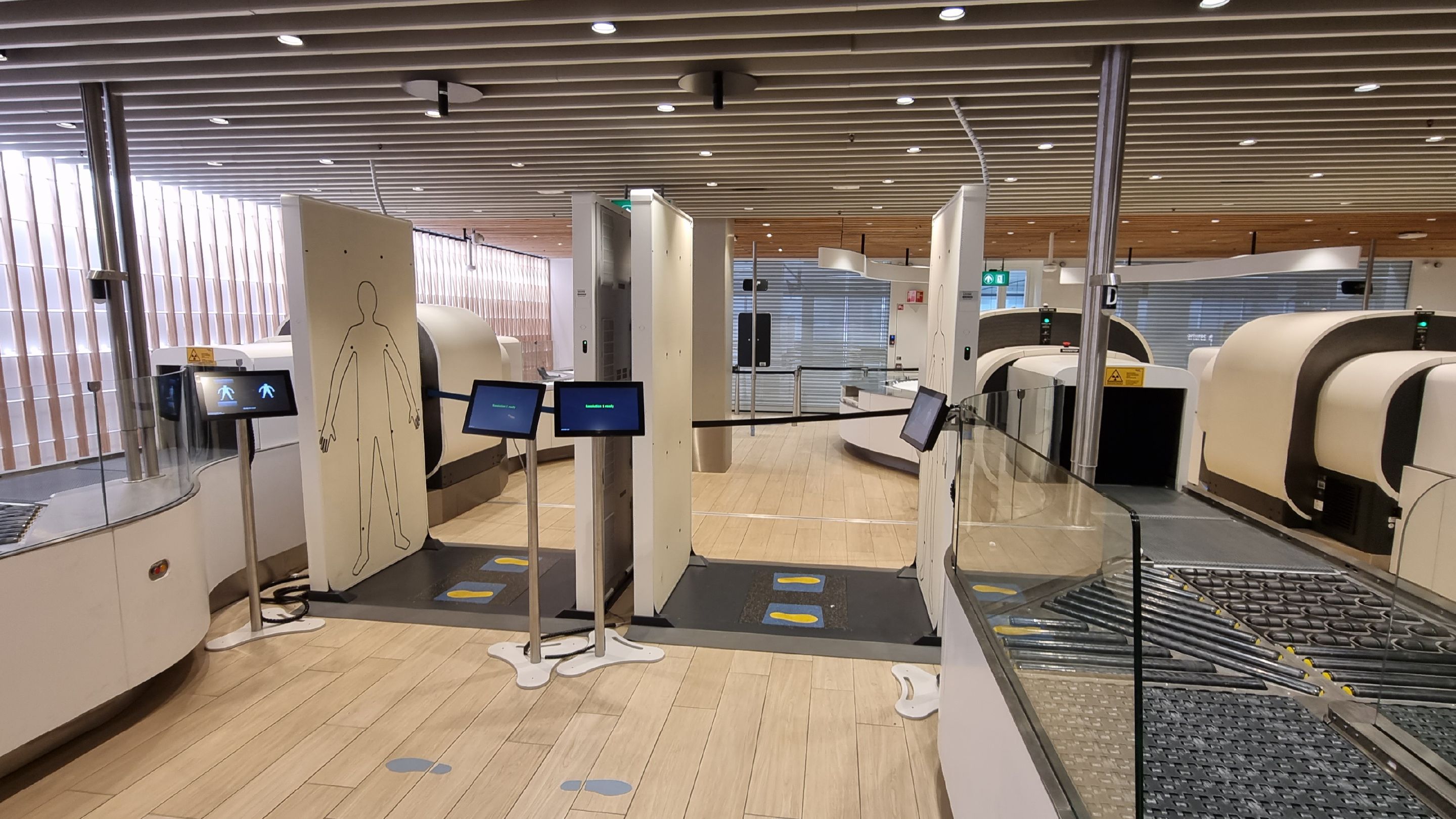 Sicherheitsscanner von Rohde & Schwarz verbessern den Passagierkomfort am Flughafen Amsterdam-Schiphol